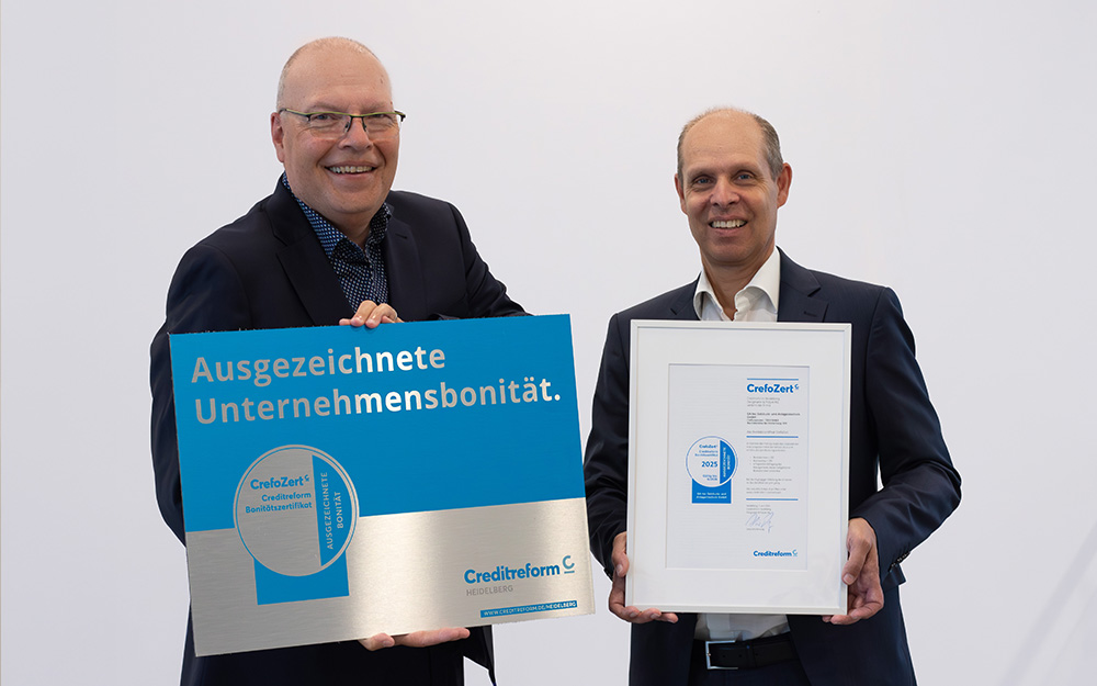 Foto der Zertifikatsübergabe des neuen CrefoZerts mit Ralf Berner (rechts im Bild) von GA-tec und Klaus Perrey (links im Bild) von der Creditreform